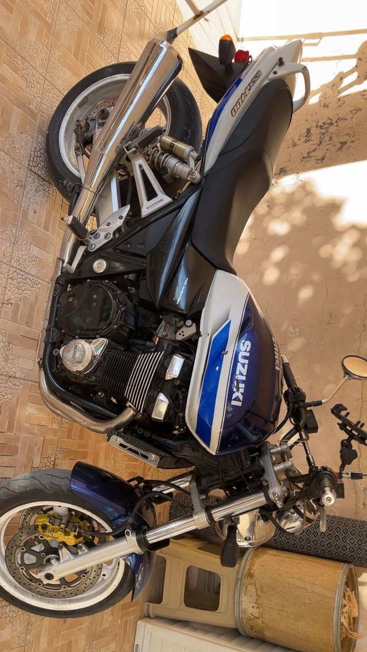 للبيع: سوزوكي 1400 (Suzuki GSX1400) موديل 2002
الدراجة وارد دبي (طلب خاص)، نظافة توب وتعتبر قطعة كلاسيكية ومستحيل تلكي مثيلها بالنظافة.
 المحرك: بحالة الوكالة (صبغ الشركة بالكامل)، ما متعرضة لأي صيانة أو برغي مفتوح، قمة بالقوة والعزم.
 الوضعية: الدراجة مخزونة ومخدومة خدمة ممتازة، مالت كشخة وطلعات عصر ومخصصة للي يقدرون هذي الفئة الكلاسيكية. اللي يعرف الـ 1400 يعرف شنو يعني هيبة وقوة على الشارع.
سبب البيع: لغرض الزواج والدخول للقفص الذهبي وتحويل التوجه للسيارات.
السعر: ماني مستعجل على البيع وما أبيع برخص، الدراجة تستاهل وكل شراي وباسكلجي حقيقي نخدمه بعيونا ومقصر وياه بالشي المعقول.
للتواصل والاستفسار عن السعر، يرجى مراسلة الخاص أو الاتصال على الرقم:
📞 ***********
