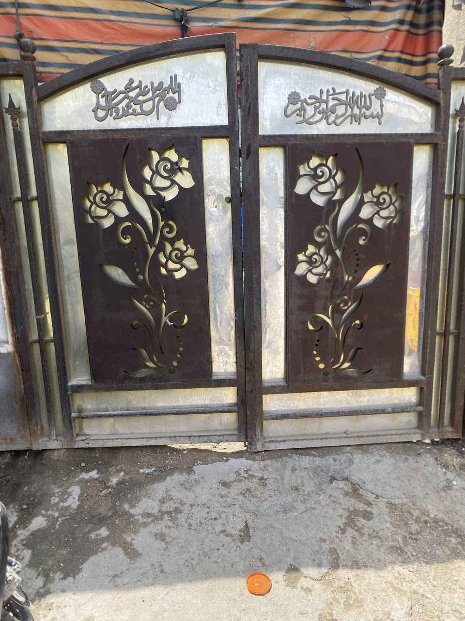 السلام عليكم باب للبيع العرض 3 اله ربع والطول 2 وربع العنوان بغداد مدينه الصدر ***********
