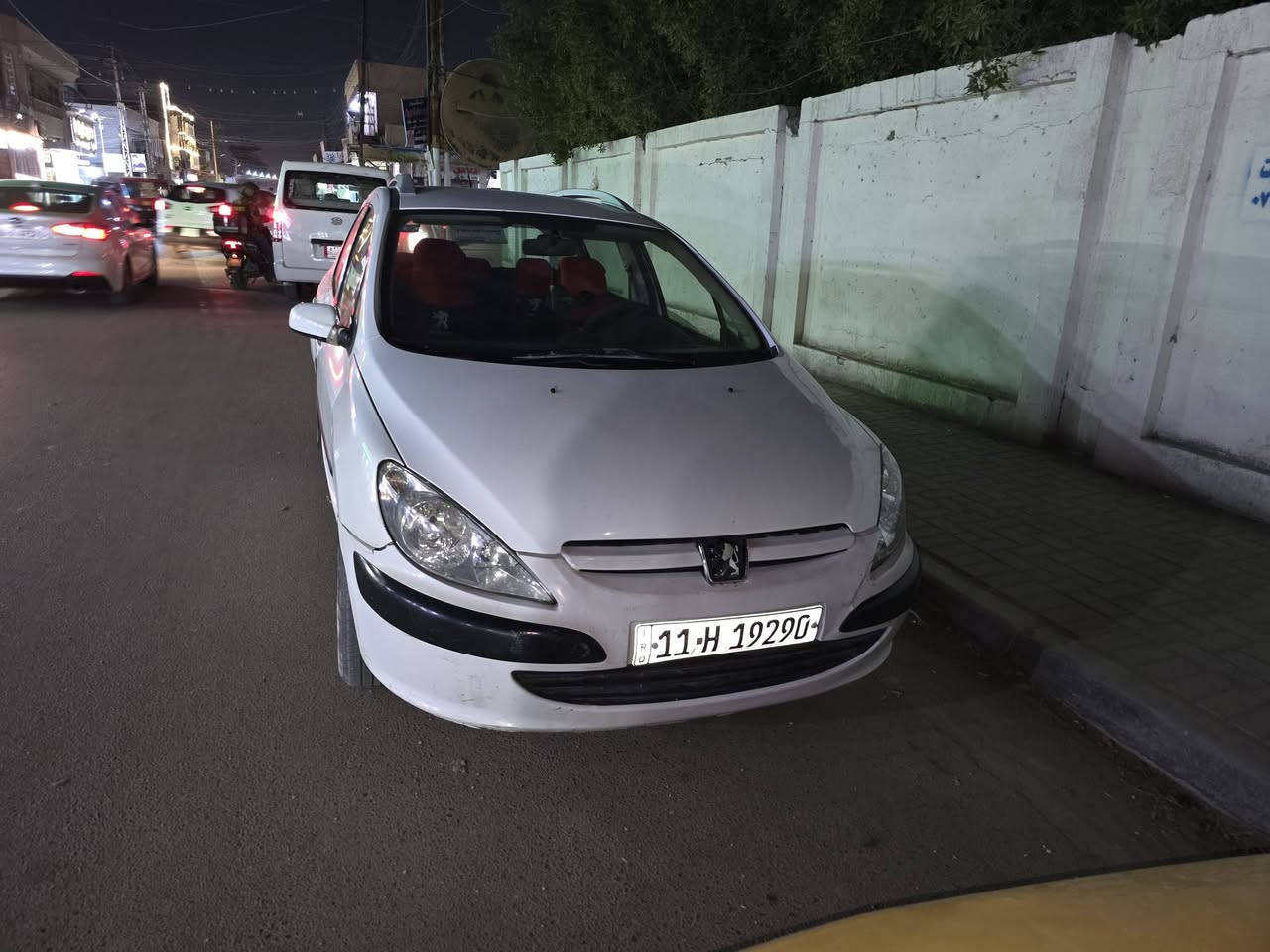 بيجو فرنسي ٢٠٠٥ سيارة مثل ما موضح بل صور كير ومكينة مكفولات السيارة خير من الله ***********
