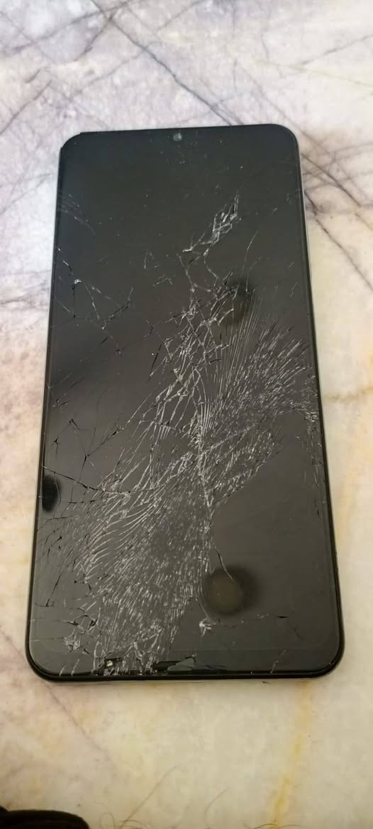 السلام عليكم
جهاز               ذاڪره 128 /  Realme
الجهاز ضد ماء  

الشاشه مكسوره الظهر نضيف وكامرته نضيفه 

يدعم التصفح عن بعد 

الملحقات شاحنه وڪيبل بس 
السعر  :  80 الف وبي مجال 

مكان بغداد / ***********
