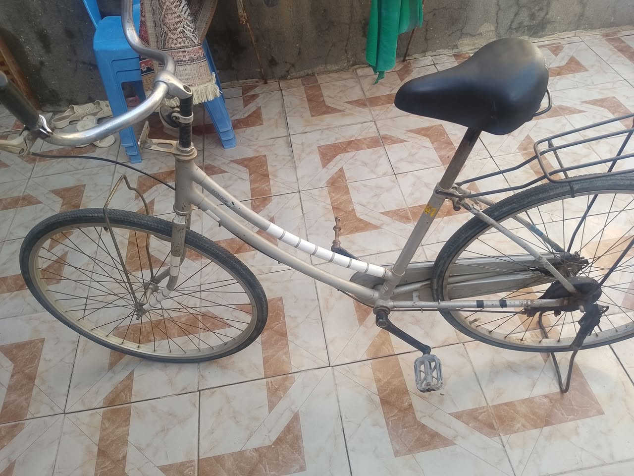 السلام عليكم بايسكل للبيع شغال من كلشي يمشيك وصارلي 3 سنوات ادگ. بي ماشفته منه عيب البايسكل ماخذه انا ب 45 واريده ب 50 الف مكاني ناصرية مركز منطقه المهيدية رقم ***********
