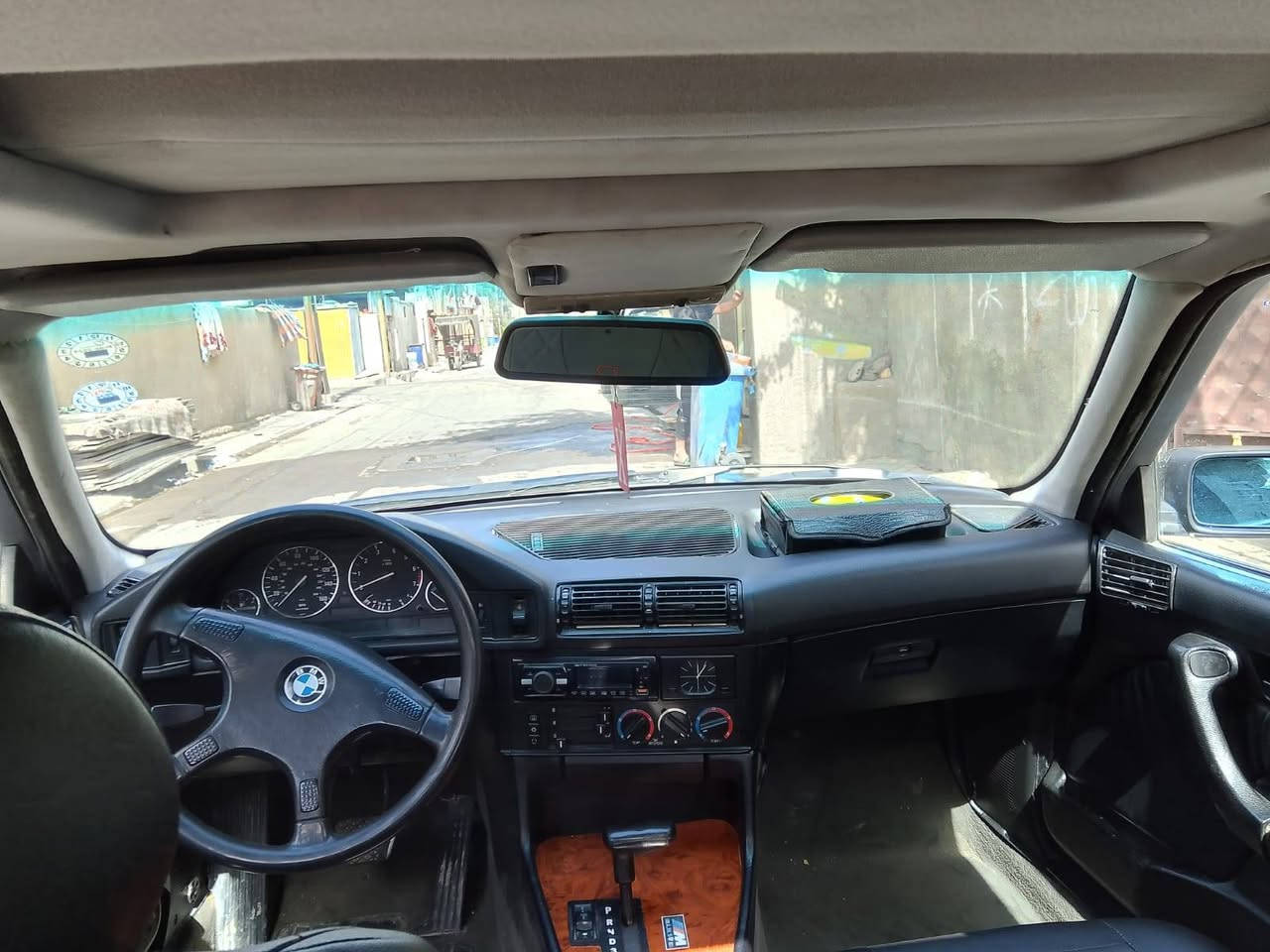 سلام عليكم بي ام  دبليو ٩٢
مكينه  525 اصل  ٦ سلندر عدل بدون دوانز نهائيا
ستيرن كهرباء( ستيرنهة خفيف كلش) وبريك كهرباء 
فتحه بل قماره شغاله
 اربع جامات كهربائيه شغاله سنتر لوك شغال لكاعيه مخمل 
صدرهة جديد امامي خلفي  تخم تاير جديد
ترايهة كلش حلو ناعمه سياره عوازلهة كلهة بلادي 
 تبريدهة شغال  خلفي وامامي
رقم اربيل بسمي تحويل مباشر
هزه جديده وسنويه ل2030 
مصبوغ جماليه بدون ضربه سونارهة موجود 
سعر سياره ٦٧ ورقه
مو شراي ارفع المنشور بصلا علئ محمد
مكان سياره بغداد حي النصر 
***********
