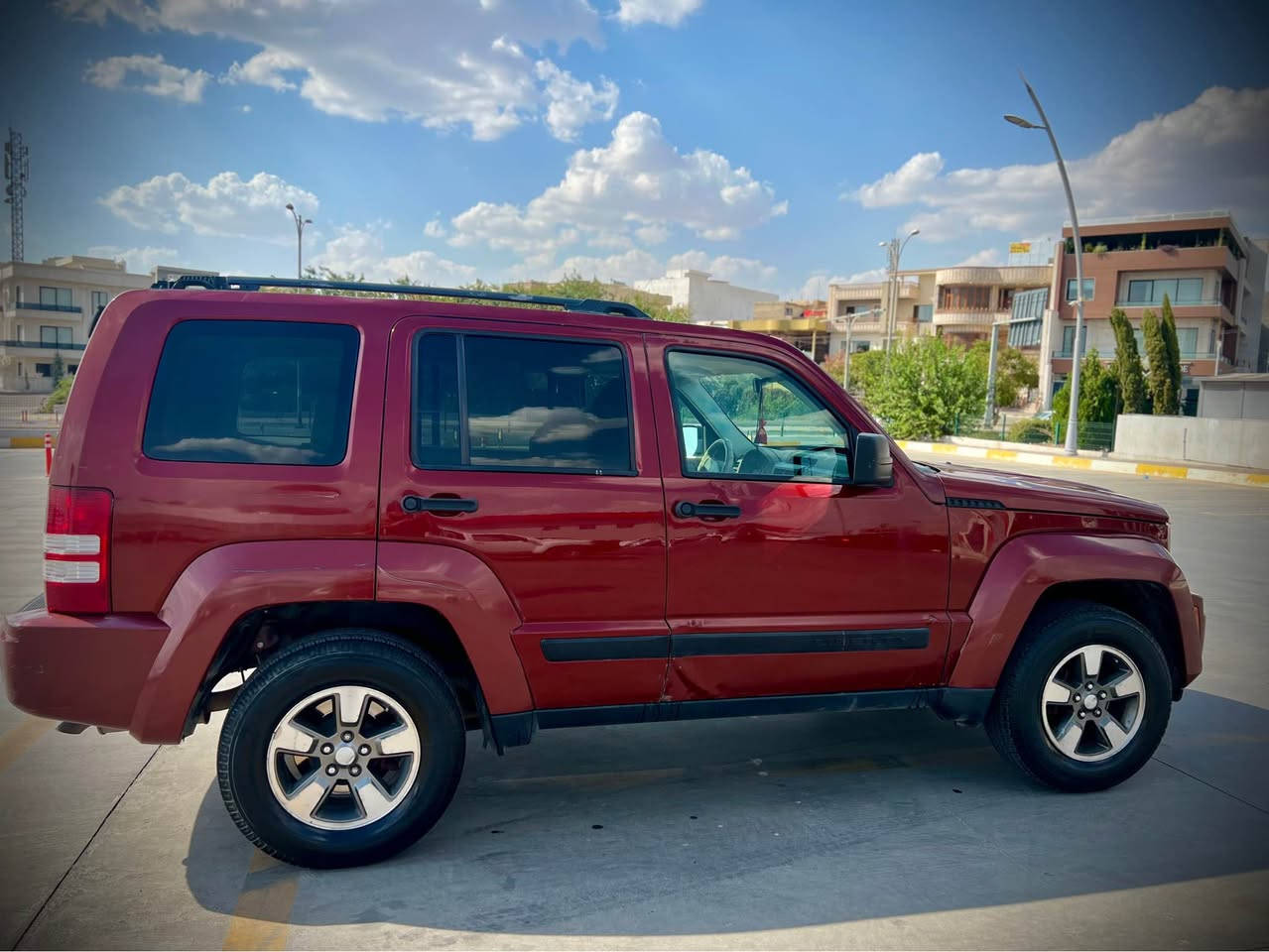 Jeep Liberty 
مۆدێل ٢٠٠٨ 
بڕاوەی پێشەوە 
بێ دەعم و سەیارەیەکی زۆر جوان 
دەبڵ ئەکسل 
٤ تایە و ویلی تازەی لەسەرە 
گێڕ و مەکینە بە شەرت 
٤٣ گەڵاو مەعامەلە 

*********** السليمانية, العراق
