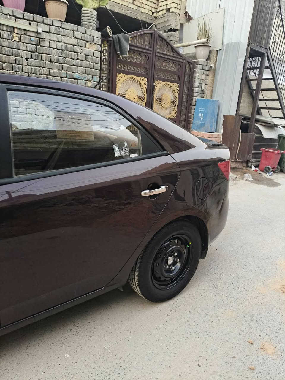 يالله سلام عليكم للبيع كيا سيراتو
وارد خليجي . 1600 
موديل 2012
كير خير من الله كل نقص مابي/ محرك جديد قبل فترا شاده حاويه/ تبريد كفااله
محرك جديد 🏅
تبريد ثللج 🧊
شاشـه تااب اصليه ✅
مدوشمه كشنات جلد + تخم تايرات جدد .
حادثه فقط الي موضحه بالباب 
وبيها سونار موجود مرفق مع الصور
سياره مابيها اي صبغ ولا ضربه قويه بأسمي ورقم إنكليزي تحويل ثاني يوم 
كهربائيات ڱڵـه. شغاله وبلااد 🫲
رقم بغداد 
غرامات مصفره ✔️ سنويته لـ 2029
مكاني بغداد الغزاليه  ⚠️ 
السعر 92 وبيها مجال 
للأتصال ***********
