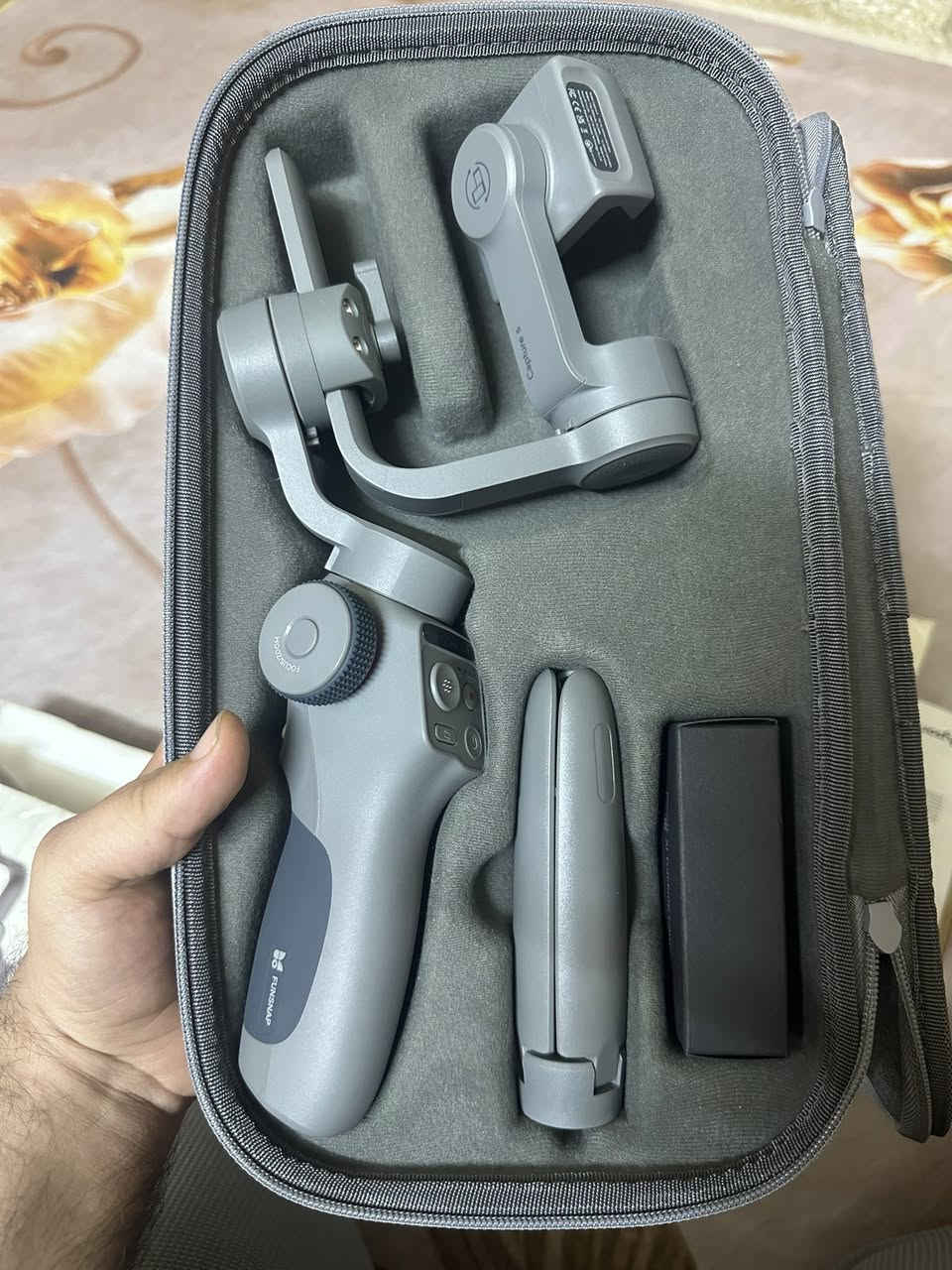 المنتج هو Funsnap Capture 5، وهو مثبت جيمبال (Gimbal) ثلاثي المحاور للهواتف الذكية لتصوير فيديوهات ثابتة وسلسة. 
نوع الجهاز: مثبت (Gimbal) محمول للهواتف الذكية.
الوظيفة: توفير استقرار عالي للفيديو أثناء الحركة وتقليل الاهتزازات. 
التوافق: يناسب معظم الهواتف الذكية بعرض يتراوح بين 62 و 88 ملم. 
الميزات: تصميم قابل للطي لسهولة الحمل، ومزود بوضع "الرياضة" (Sports Mode) للحركات السريعة. 
التحكم: يدعم التحكم بالإيماءات لالتقاط الصور أو بدء التسجيل.


**إذا كنت صاحب هذا الإعلان وتريد حذفه لأي سبب، رجاءا أرسل رسالة إلى الدعم الفني**