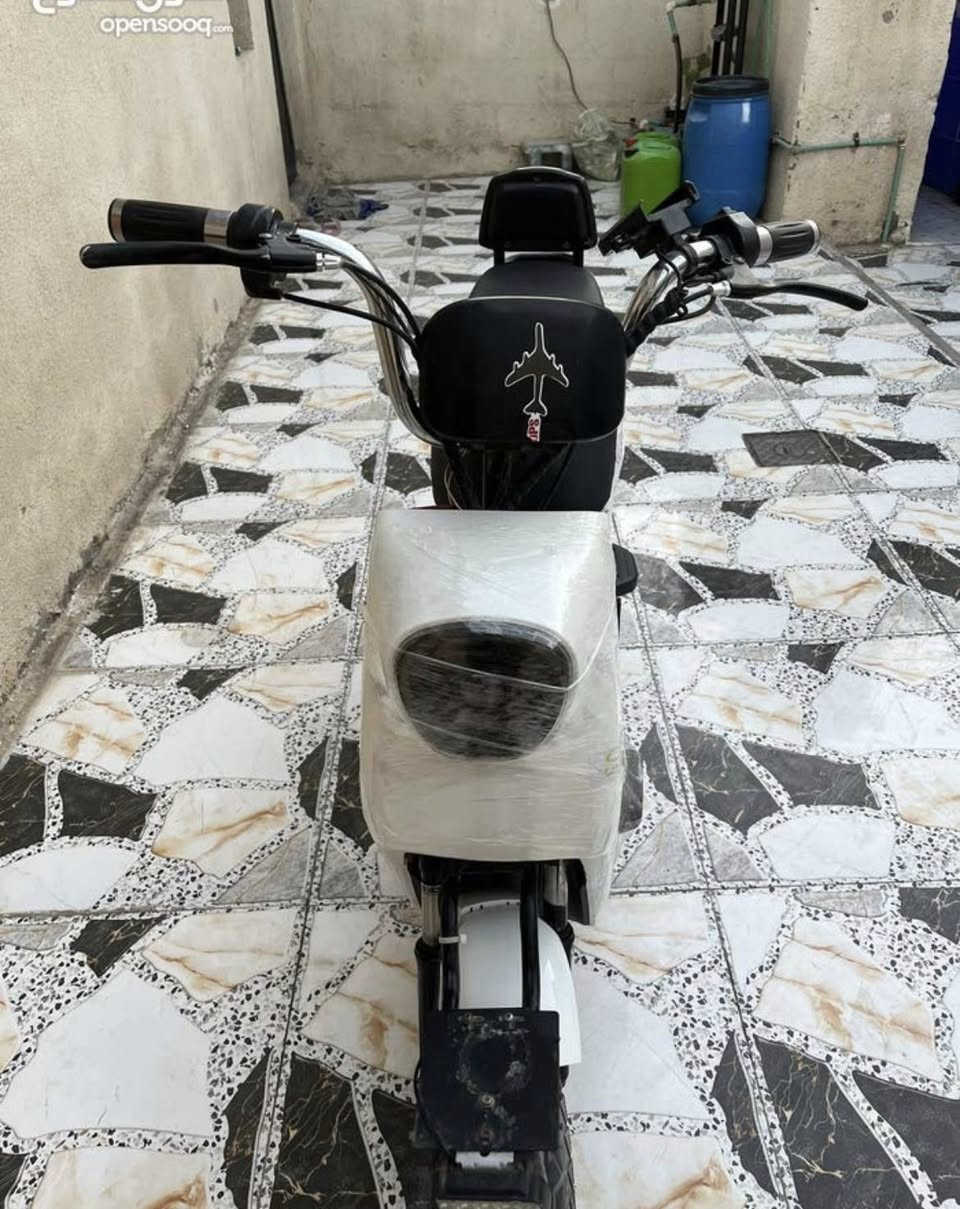 إسلام واعليك دراجة شحن حجم اربعطعش في البصرة نوع بي اي الدراجة على أيدي اروح بيهاللمدرسة ورجع الدراجة نضيفة الدراجة بطارياتها 4 صغار صارلي أربع اشهر من جايبها مكاني بصرة حيانية حي  لأصدقاء السعر 300 وبيها مجال خير من اللة وهذا رقمي ***********
