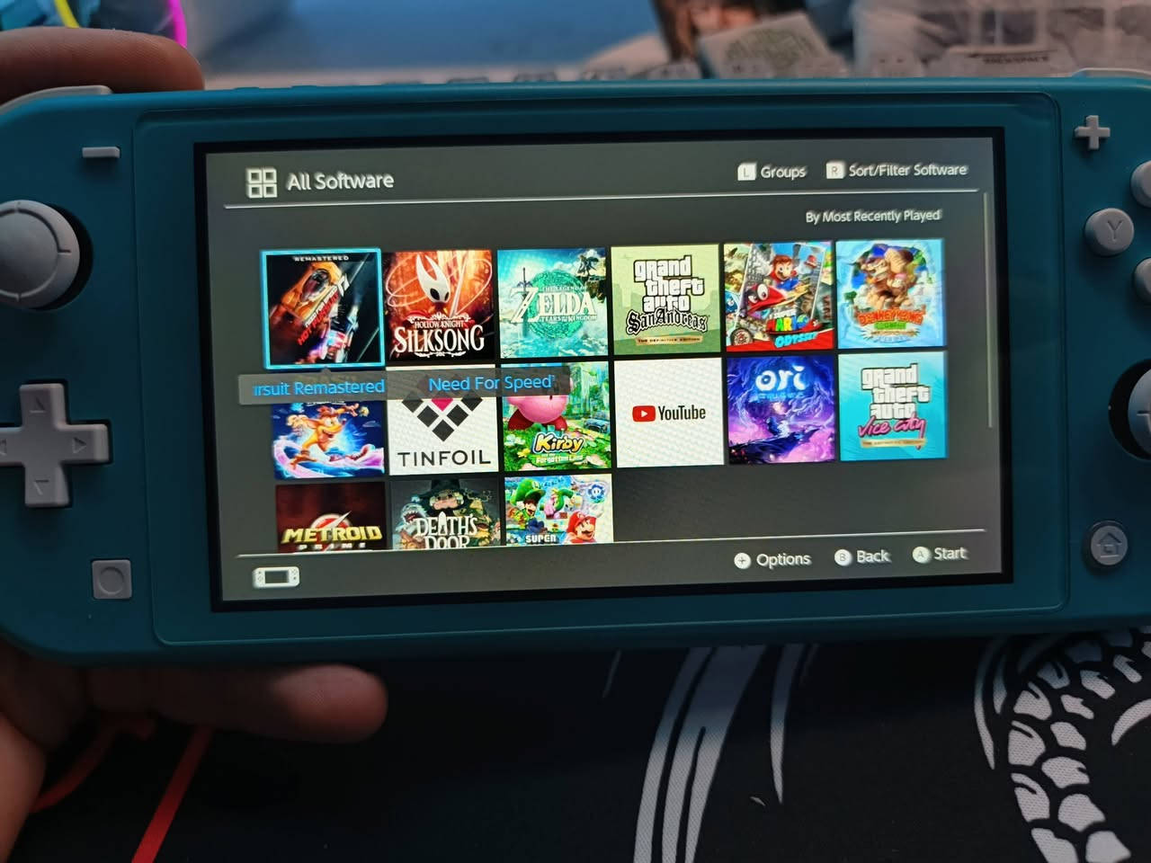 ننتندو لايت مهكر نظامين جهاز مكفول من كلشي والبطارية قوية وطول حسب العبة 4 ساعات تقريبآ سعرة 225 وبيه مجال مكاني بصرة وعدي توصيل *********** تتواصل على الخاص موجود او على رقمي
