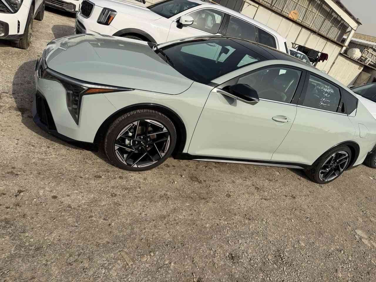 حبايب للبيع فقط كيا K4 جيتي لاين أعلى مواصفات موديل 25 دخول جديد مرقم بغداد بأسمي تحويل مباشر مصلحة تصليح درجة اولى بدون تبديل جاملغ او صندوك مصلحات او مصبوغات نفسهن شرط شغل وكاله اخوان السياره فول لتقارنهه بالعاديه 
1 بانوراما على كد القمارة
2 كشنات جلد لونين تدفئة تبريد مع خزن ميموري 
3شاشة متصله على گد الدشبول فول اوبشنات 
4 تحكمات التبريد لمس بالشاشة 
5هند بريك كهرباء مع تحكمات ستيرن شاحن وايرليس 
5 مري قلاب مع البك كامرة دوارة 
6 رادارات تحديد مسار توقف ذاتي 
او باقي المواصفات المعروفة السياره بدون ايرباك مكاني بغداد شارع فلسطين 
السعر 193 او بيهه مجال للشراي او بالعافيه على الياخذهه سياره جديدة كلش شرط بدون نقص برغي بالشرط للاتصال ***********
