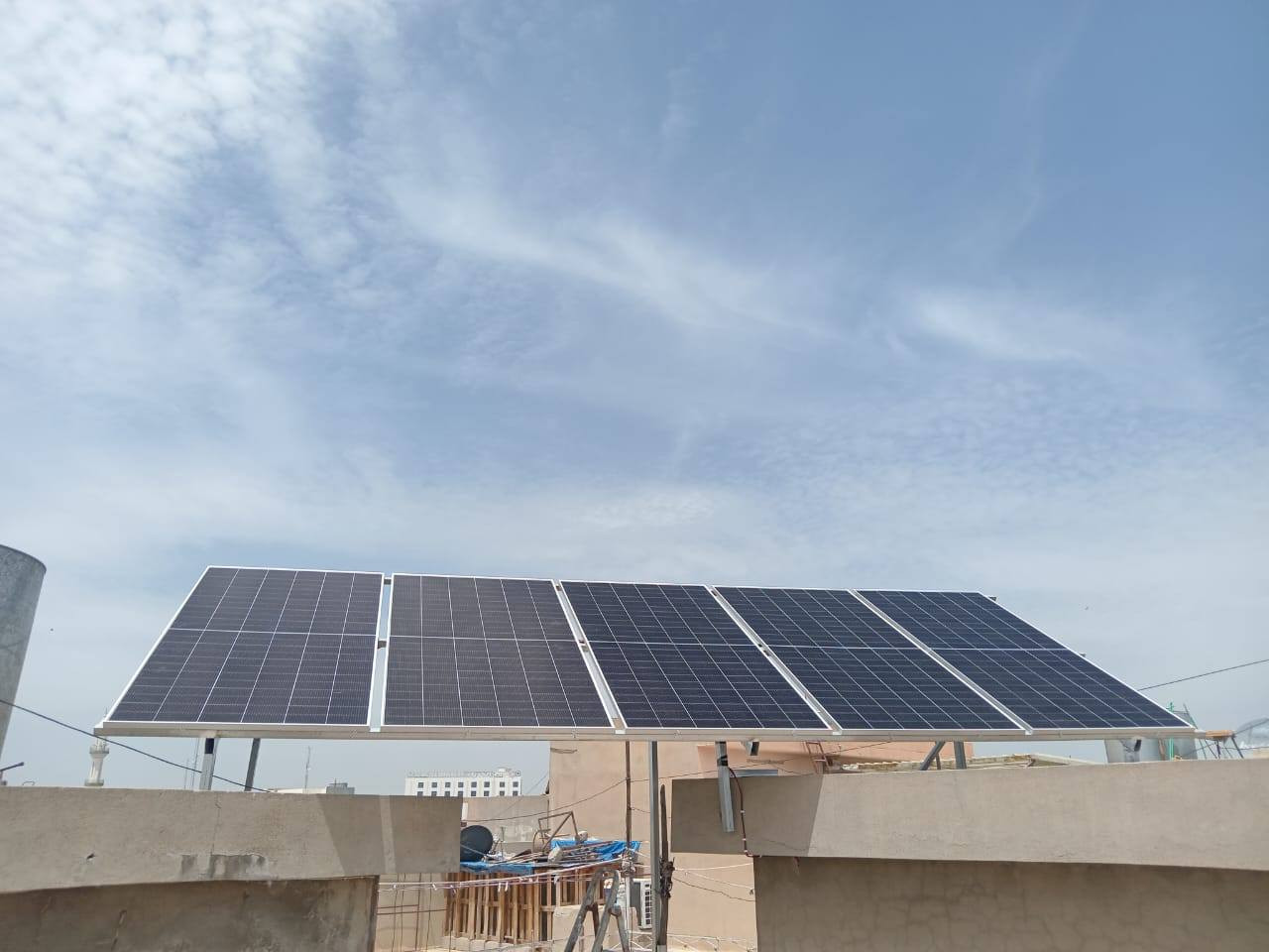 🚨العرض مستمر في مدينة الموصل .
 مشروع جديد من "شركة طاقة الذكية"  في الموصل – حي الوحدة ☀️

نفّذت شركة طاقة الذكية منظومة شمسية متكاملة للزبون: محمد عبد الرحمن 
📍 الموقع: الموصل – حي الوحدو 

⚡ مواصفات المنظومة:
🔹 انفيرتر SKE قدرة 6KW
✔️ ضمان سنتين

🔹 بطاريات ليثيوم HZ سعة 5KW عدد (2)
✔️ ضمان 5 سنوات

🔹 ألواح شمسية 620W عالية الكفاءة
✔️ ضمان 12 سنة

📊 أداء المنظومة:
☀️ إنتاج ممتاز خلال ساعات النهار لتغطية الأحمال الأساسية وتقليل الاعتماد على الكهرباء غير المستقرة.

💡 لماذا الطاقة الشمسية؟
✔️ كهرباء مستقرة طوال اليوم
✔️ تقليل كبير في مصاريف المولدات والوقود
✔️ تشغيل الأجهزة المنزلية بأمان وراحة
✔️ استثمار طويل الأمد يوفر عليك لسنوات

👷‍♂️ في "شركة طاقة الذكية" (https://www.taqa-smart.com) نقدم:
✅ منظومات منزلية وزراعية وصناعية
✅ منظومات On-Grid
✅ مكونات أصلية وضمانات حقيقية
✅ كادر هندسي متخصص وخدمة احترافية

📞 للاستفسار والتواصل:
Korek: ***********
Korek: ***********
Asia: ***********
Korek: ***********

🌐 "الموقع الرسمي لشركة طاقة الذكية"
https://www.taqa-smart.com

☀️ استثمر بالشمس… وودّع مشاكل الكهرباء.

#الطاقة_الشمسية
#شركة_طاقة_الذكية
#منظومات_شمسية
#SolarEnergy
#الموصل

