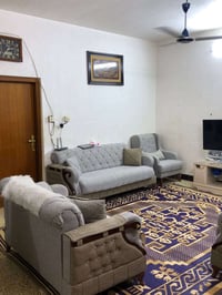 دار للبيع في حي الفرات خلف العادلي قرب المتنزهه مساحته 210     طابقين ...