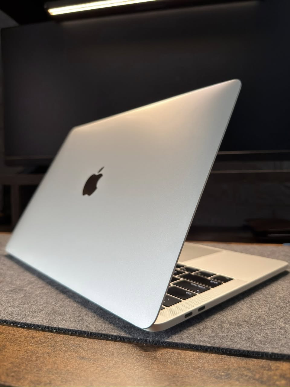Macbook pro 2017 13inch
•16gb RAM
•256gb ssd ROM
•Tuch iD & Tuch Bar 
•3.1 GHz Dual-Core Intel Core i5
•Intel Iris Plus Graphics 650 1536 MB
•Battery service recommended 

‎ماك بوك نظيف جداً وقليل الاستخدام. السعر 450,000 . مع الشاحن الأصلي وحقيبة. التوصيل متوفر


**إذا كنت صاحب هذا الإعلان وتريد حذفه لأي سبب، رجاءا أرسل رسالة إلى الدعم الفني**