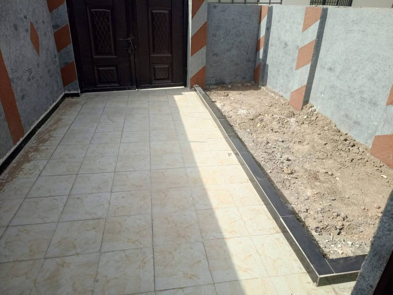 السعر 49
 المساحه 110
الموقع :        حله ابو خستاوي مفرق عنانه خلف معمل التانكيات قريب من         الشارع العام                    

نـوع الـعـقار:   طـابو زراعي سند 25 

البناء طابوك صب كونكريت 

غرفة نوم  مطبخ  صالة  هول

مجمع صحيات

نعتذر عن المراوس والاقصاد

ملاحظه البيت فارغ محد ساكن بي اليشتري مباشر يستلمه 

للستفسار ***********
