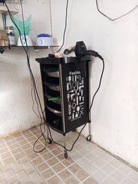 غراض محل حلاقه للبيع مرايا عدد 2+ كرسي شيروكي الاصلي + سبلت طن ونص توس...