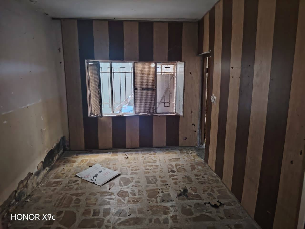 سلام عليكم بيت للايجار غرفتين نوم واستقبال ومطبخ وخدمات قرب مدرسه الابطال الاتصال ***********
