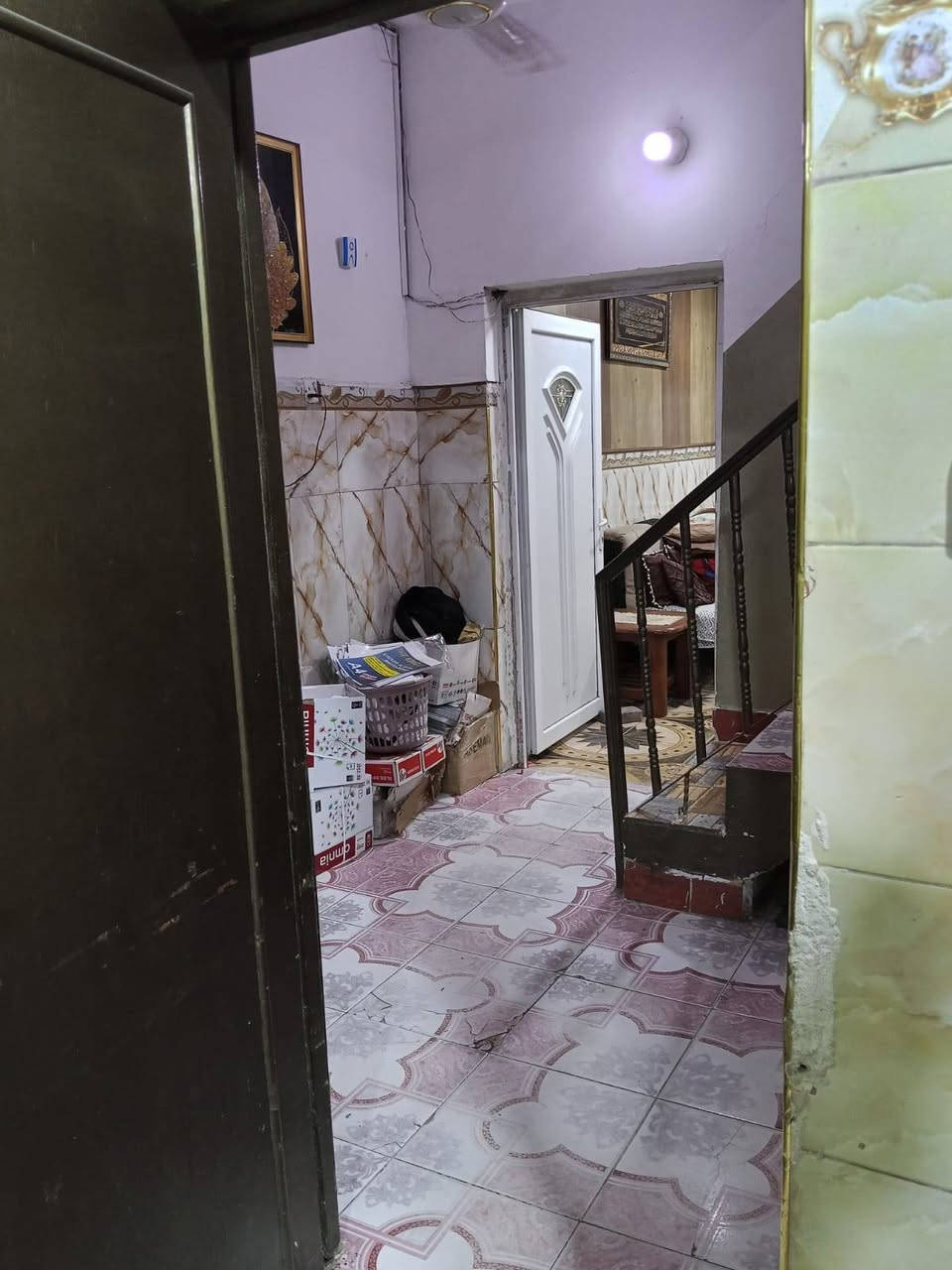 ١٠٠متر طابو صرف.  طابقين يحتوي مطبخ كبير سيراميك جداري و٤ غرف نوم ٣ بطابق الثاني وحدة بطابق الاول ويحتوي صالة جلوس ديكوراها تركي و٣  صحيات وحدة فوك وثنين جوة ويحتوي علة محل صغير عنوانة الدورة ابو دشير خلف المركز السعر ١٤٠ وقابل للتفاوض الرقم ***********
