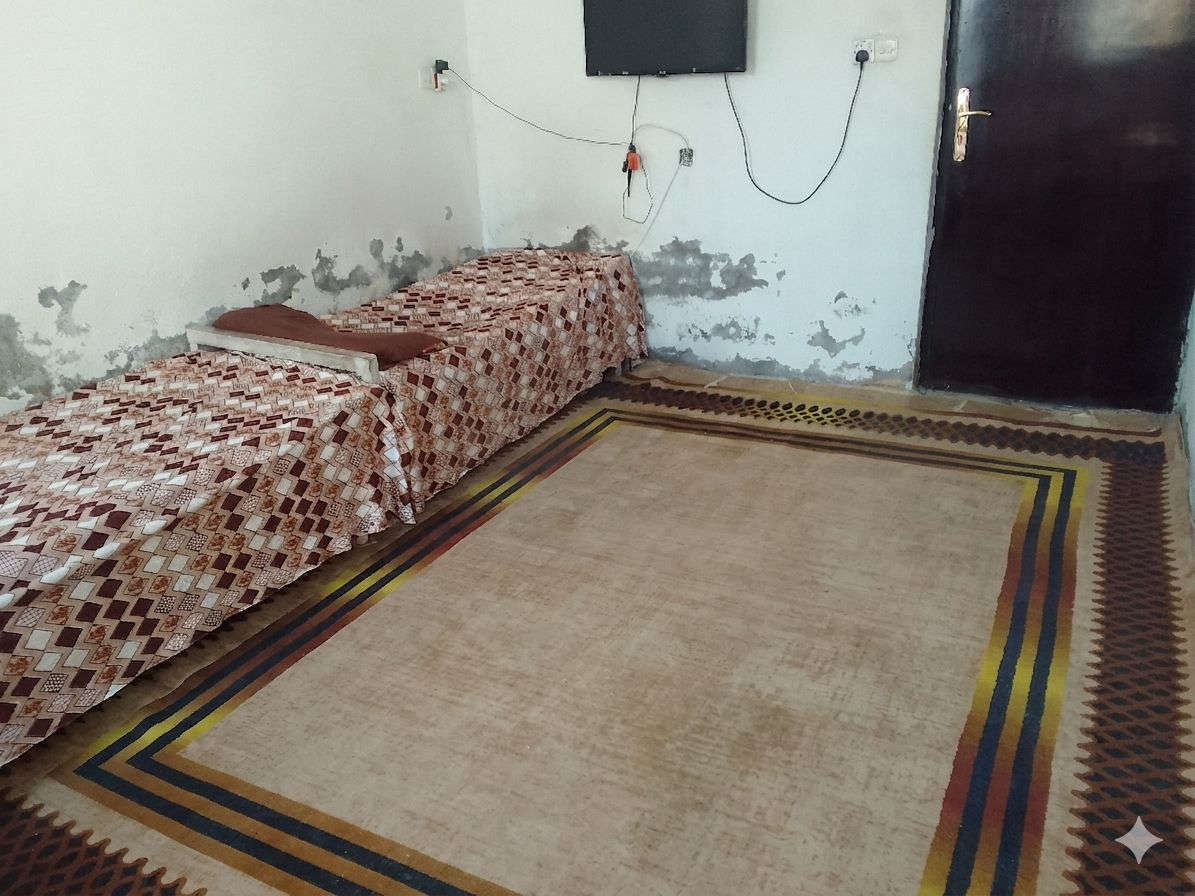 السلام عليكم بيت مساحة 100 متر مربع الواجهة 6.6 متر ونزال 15 متر 
يحتوي على استقبال ومطبخ وحولي وبيتونة سقفها چينكو وطارمة وخدمات صحية والبيت طابو سكني يتسلم عليه قرض في منطقة الراشدية _ البدعة وبيهة مجاري كاملة وكهرباء وماء ومدرسة ابتدائية قريبة على البيت بس بعد مابيهة تبليط وتبعد عن الراشدية والحسينية مسافة 10 دقائق 
السعر 85 وبي مجال 
للأستفسار التواصل على الرقم رصيد أو واتساب
***********
