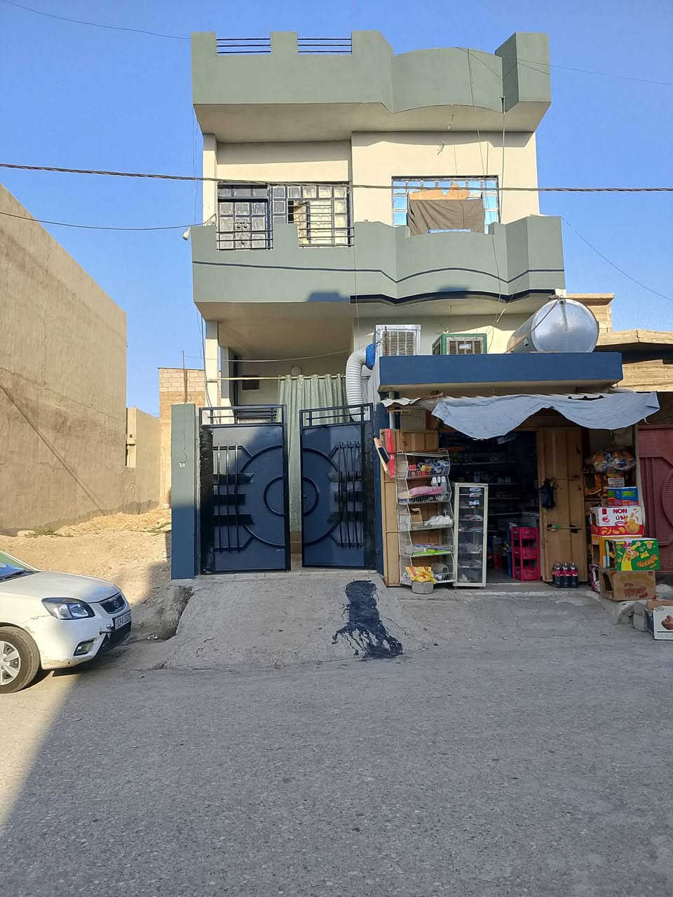 دار للبيع حي الهرمات الخامسه قرب مول تم مارت
يبعد عن شارع العام 60 متر 

المساحة 100  
140 واقع حال الواجه 6
النزال20
مثبت حمل شرط التحويل 
البيت طابق ونص شروق
بالاضافه الى محل شغال 
التفاؤل اتصل على الرقم 
***********
***********
