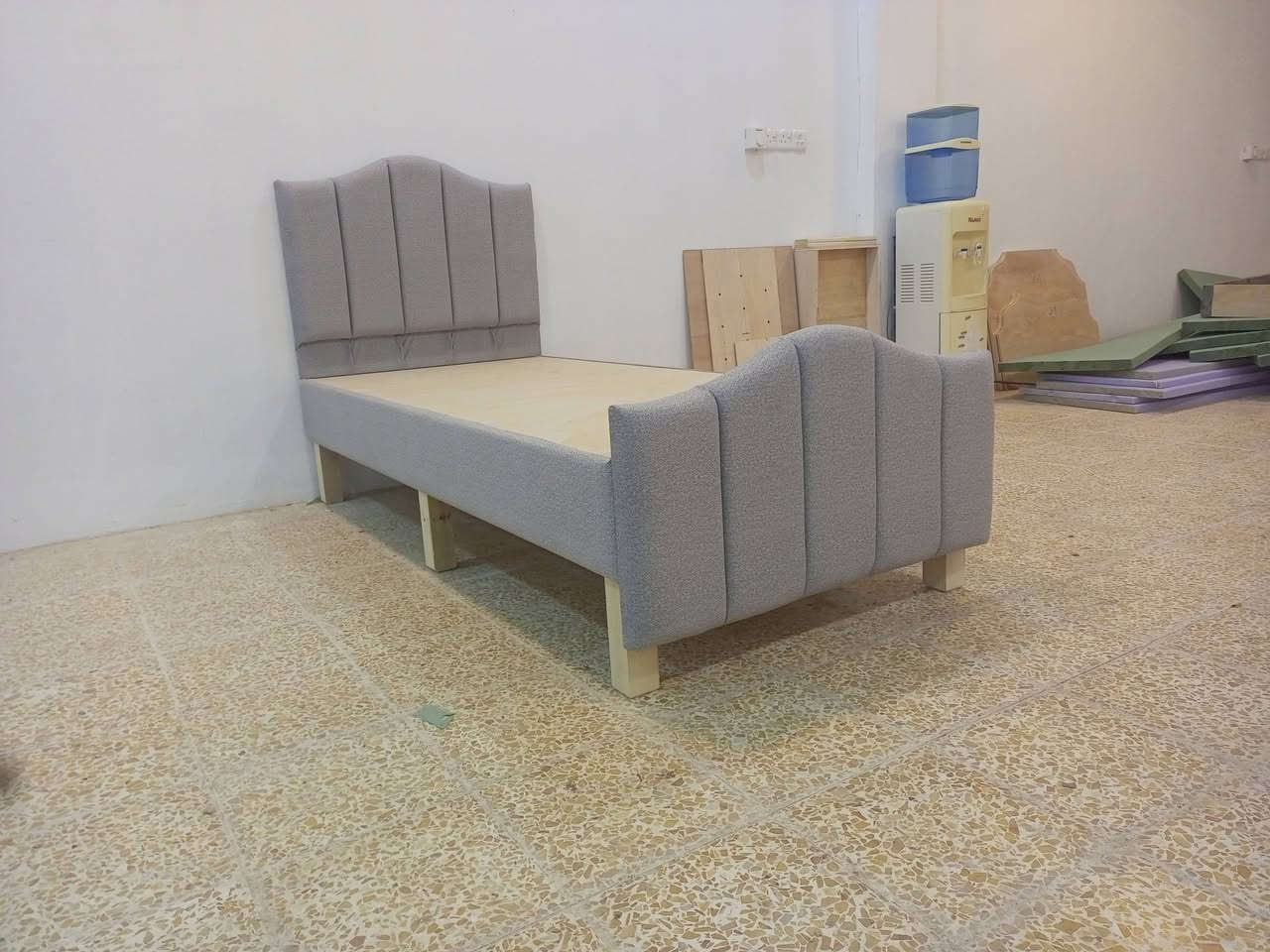 معمل ومعرض نجارة الفاضليه 
العنوان قرية الفاضليه 
سرير نفر فصال تركي 
خشب بلوك 15 ملم 
عدد الجسور  7
عدد الارجل 6
لون القماش حسب طلب الزبون 
قياس 90*200
السعر 120 الف
للاستفسار الاتصال 
***********
