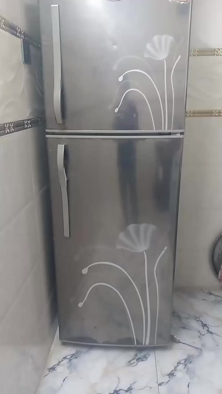 السلام عليكم عندي ثلاجه للبيع شغاله بميه نضيفه جدا هذا الرقم ***********
