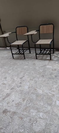للبيع كرسيين دراسيين/جامعيين بشكل مستعجل الحالة: نظيفات جدًا وحالتهم م...
