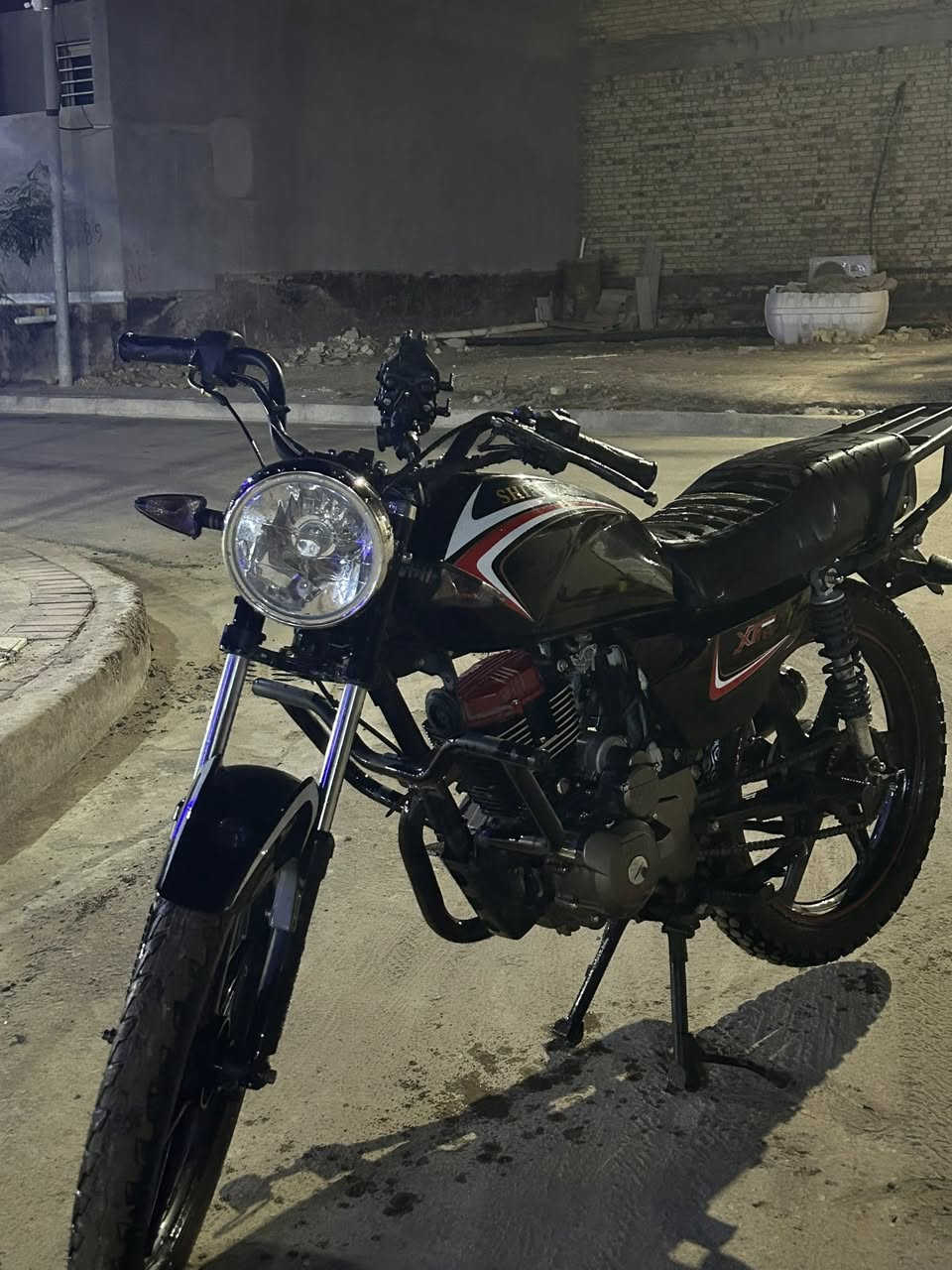 شاينيك 23
مرقم سنوية لل 28
بعدني ممستلم لوحات بس سنوية تحويل ثاني يوم 
تاير خلفي جبلي 
دهن امزويل كل 20 يوم ابدل 
مازدة اماميه مال دايوان 
نقص دشبول وبريك امامي فقط 
ما اعرف ممشاها شكد 
رايدها مليون و 300 وبيها مجال 
مكاني ديوانية 

0783 805 1443
