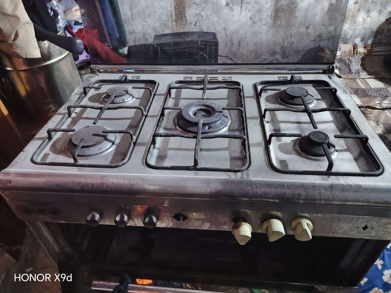 السلام عليكم طباخ ابوالفرن اللبيع بس بابه طايح العيون كلهن شغالات السعر85 متواجد بل مازنجر واتساب *********** مكاني العماره حي الزهراء
