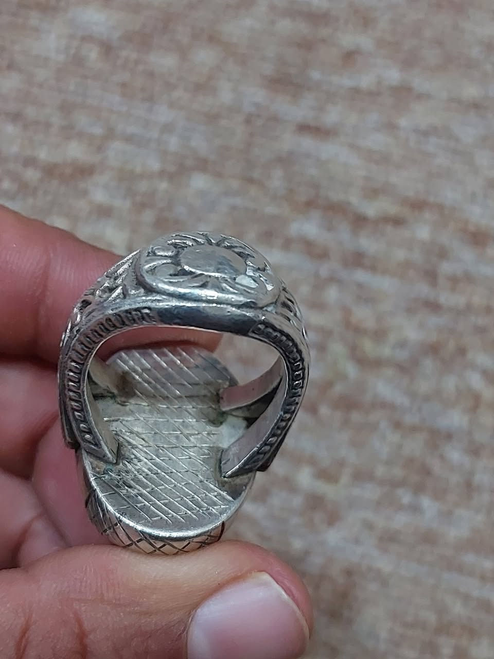 سليماني نحله صياغه ثقيله سلجوقيه فضه عيار ٩٢٥ حجر قديم واصلي مكاني بغداد ماعندي توصيل ***********
