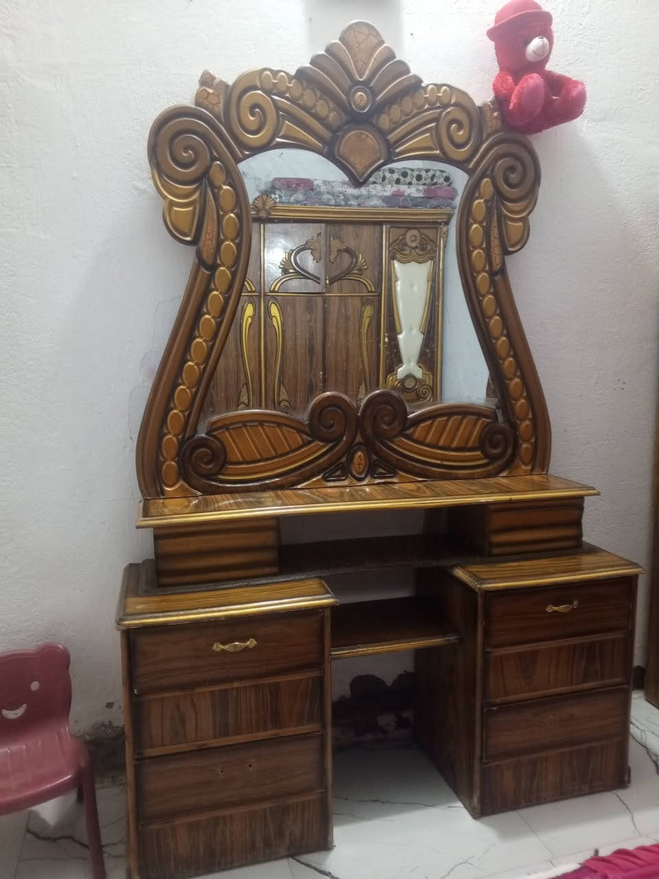 غرفه اخشاب صاج نضيفه كلش عوزه بس يدات ممصبوغه ولا ملمعه السعر 650وبيها مجال *********** غرفه جديده بس تصوير ضالمها
