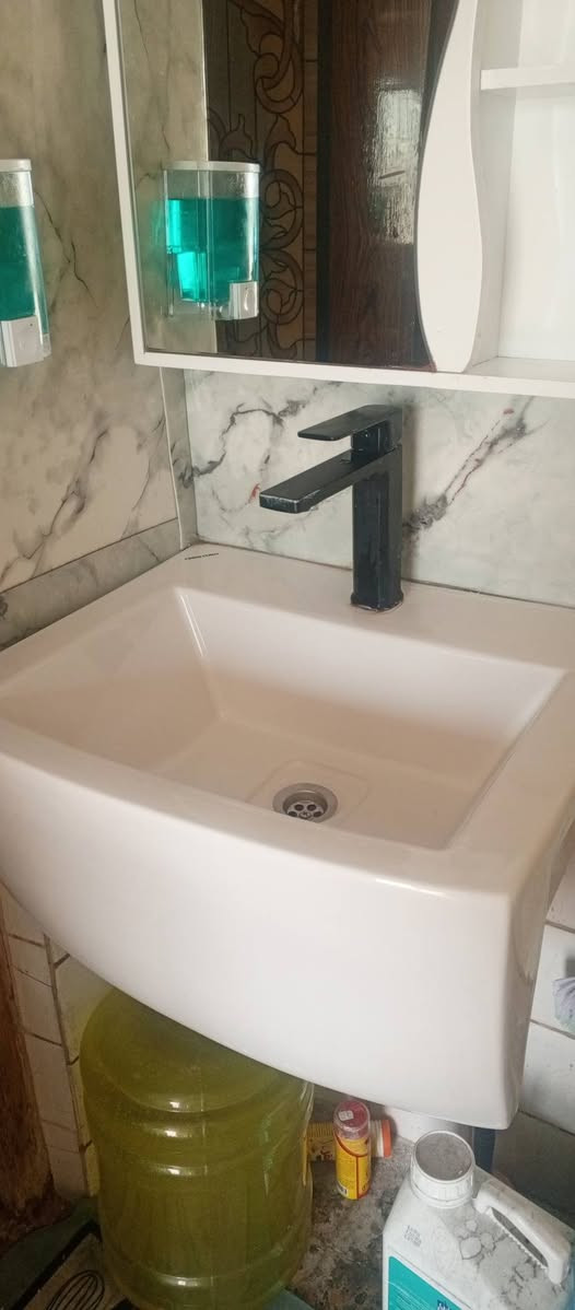 مغسلة تعليك مع مرايا استخدام قليل ونظيييفة للاستفسار على الرقم ***********
المكان حي الجهاد
