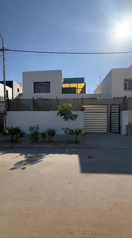 #للبيع_نقداً

دار في مجمع أبو تراب 200متر vip طابقين 4 غرف وصالة عرضية بناء طابوق جمهوري

موقع مميز على شارع 30 تجاري ملحق المرحلة الأولى

سند حر يتداور بأسم المشتري خلال يومين

تفاصيل أكثر *********** واتساب @الجميع
