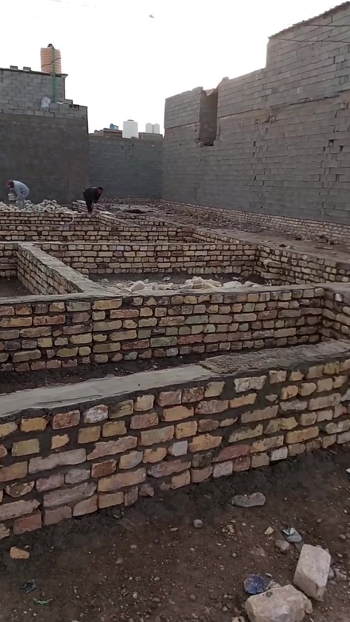 السلام عليكم يتوفر لدينا بيوت كافة المساحات العنوان بغداد مدينة الصدر الحميديه شارع سيد عوده الاتصال ***********
