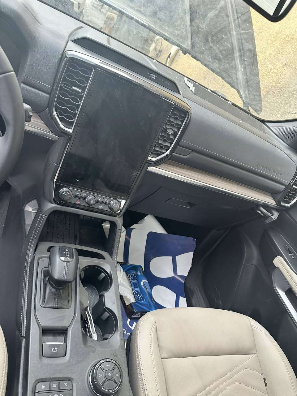 سلام عليكم فورد افريست خليجي موديل 2025ماشيه 700كيلو اقل الف لمتد فول مواصفات بنراما متعرضه الى حادث ابيع ع وضعيته علما سعر الوكاله 382 عارضه اني 185 وبيه مجال للشراي اي ستفسار *********** السعر 185 ورقه السياره مرقمه بغداد ومكان السياره بغداد
