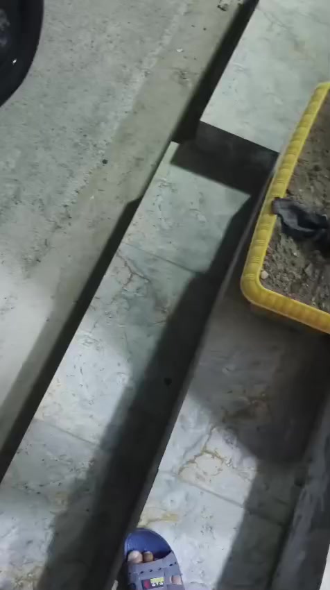 السلام عليكم بيت للبيع مساحه ١٠٠ متر منطقة حي الكوفه شارع الصوره فرع اسواق جدو مقابل اسواق ادم البيت نظيف جدا بناء حديث قبل ٦اشهر الاستفسار الاتصال او مراسله الواتساب ع الرقم ‏‪***********‬‏
