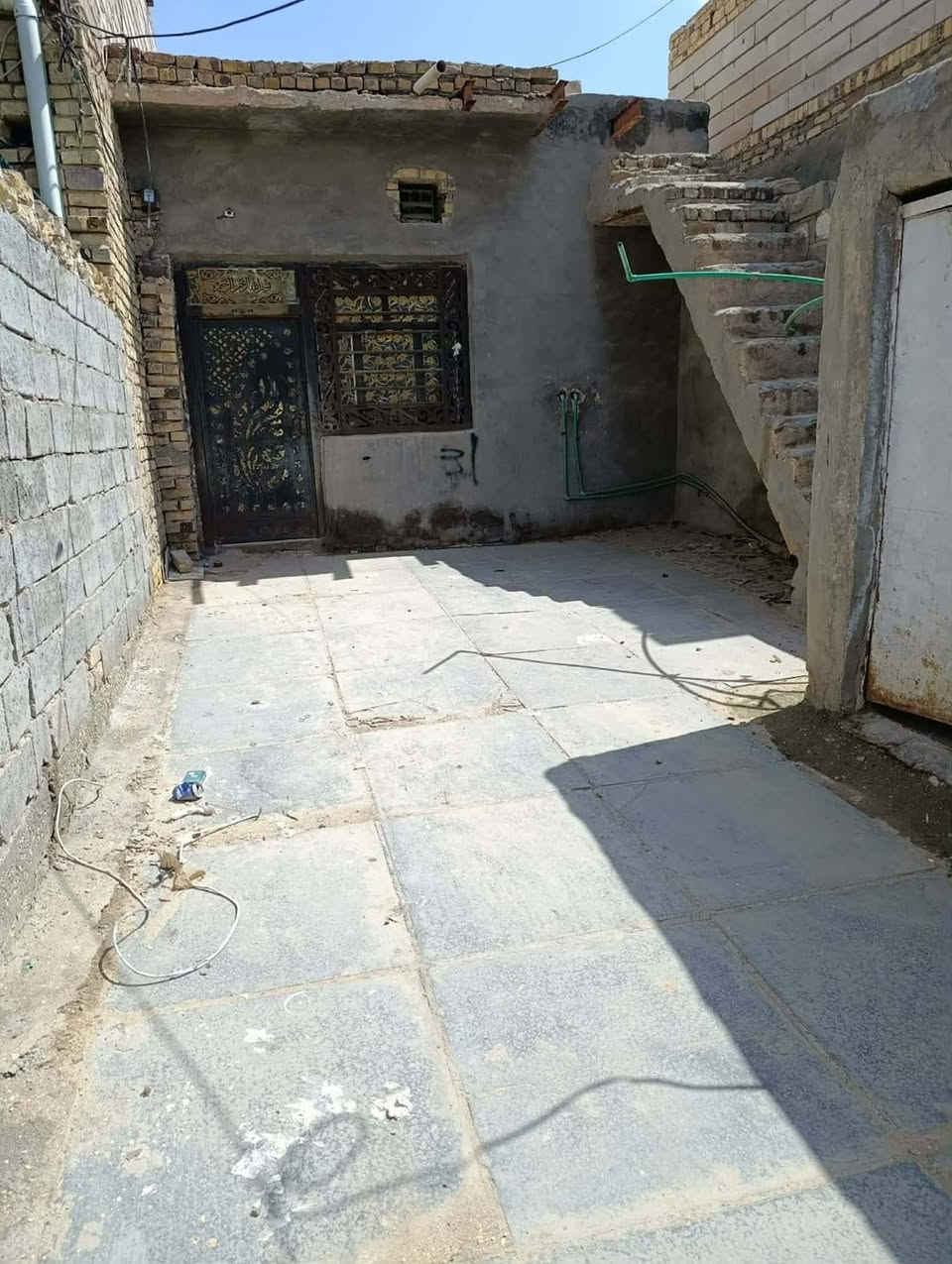 السلام عليكم بيت 100متر للايجار شارع ستين قرب. المشروع الاستفسار الرقم الهاتف. ***********/***********.
