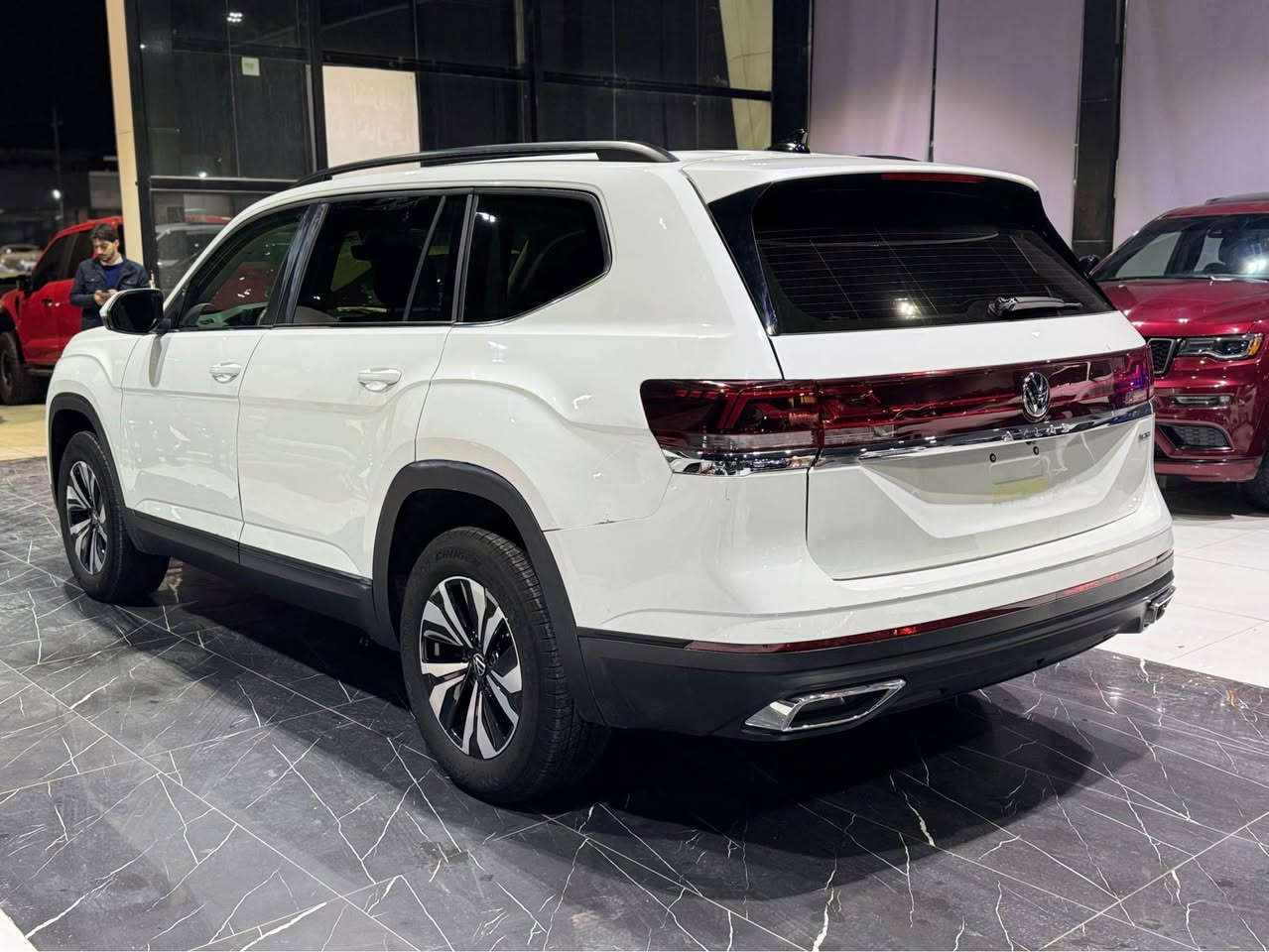 السلام عليكم
سعر : ٢٣٥ ورقة 
نوع سيارة : فولكس واكن اطلس 
موديل : ٢٠٢٥ 
ماشية : فقط ١٠ الف
مواصفات SE ( كشنات جلد-كشنات تبريد هيتر -مرايات -رادار-بصمة-كاميرا-لايت ليد امامي-خلفي)
حادث خلفي مو بجم بجم كبس  ارباك بس تكمة
١-باب خلفي سايق صبغ جاملغ خلفي تعديل صندوق مبدل نفس لون جاملغ خلفي سكن صبغ شبر بالقمارة صبغ
(قطعتين صبغ-واحد قطعة مبدل واحد قطعة تعديل)
 1V2DR2CA7SC531204
مكان اربيل ١٠٠ م شركة ريبوار سالار 
*********** أربيل, العراق
