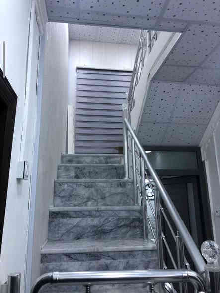 بيت للبيع القبلة حي القائم قرب شارع المعارض
موقع البيت وسط ركن)
المساحة 260م
بالطابو
..............
يحتوي على ثلاث غرف واستقبال وصالة
ومطبخ وصحيات ........
وحديقة وكراج
السعر 270
نهائي استفسار ***********
