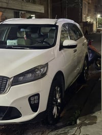 كيا سورنتو موديل 18 سبعة راكب  خليجي بيهة بارد قليل نص فول  مكينة 6 سل...