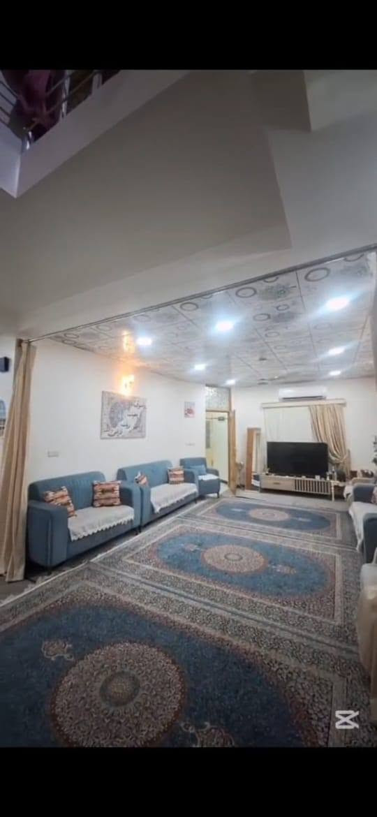 السلام عليكم دار للبيع كربلاء مجمع السلام السكني بالمرحله الأولى مفكوك من الشركة بيه مبادره مجموع السعر القديم ٢١٠ وهسه نزلنا من السعر صار ١٨٨
تفاصيل بيع البيت يدفع المشتري ٩٥ مليون
وتقريبا ٩٣  للمصرف   يسددهن 
بالشهر يسدد ٥٢٩ الف مع جلب كفيل لغرض تحويل الكفاله له
الطابق الأول حديقة مزروعه كبيرة وكراج سيارة وغرفة خطار مفتوحه عالصاله ومطبخ وغرفة نوم جوه ومنورين مسكوفات يصلحن غرف صغار أو خزن
وصحيات ٢ والصحيات الثالثه مع حمام مشترك
الطابق الثاني غرف نوم اثنين وسطح
مساحة البيت ٢٠٠ متر بناء ممتاز
ملاحظه اني مكلف بالنشر  البيع مباشر ويه صاحب الدار
واي استفسار هذا رقمه ***********
