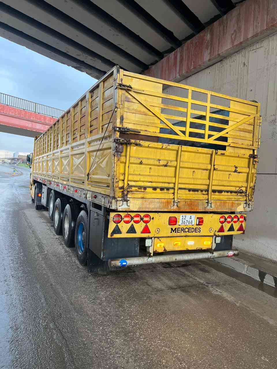 السلام عليكم
عربانه عمل محلي شغل الموصل 
شاصي حدادي 16 لا كسر ولا فطر طول 12/50
اربع محاور 2 صيني. 14 واحدبرينه والرابع رفاع الماني 13
تايرات كهربائيات هواء  جاهزه للشغل سكراب ابد مامشتغلة
السعر 125 وبيها مجال مكاني الموصل 
***********
***********
