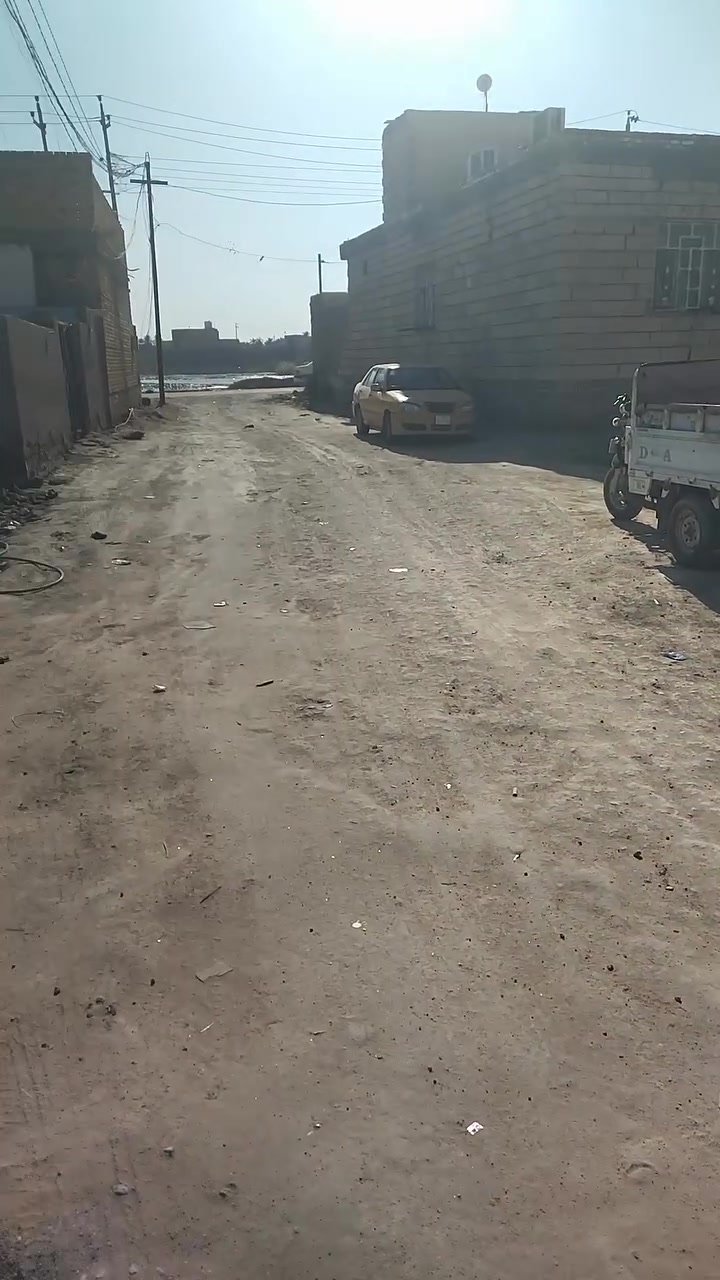 سلام عليكم دار زراعي للبيع بشارع ال صحن طريق سوق الشيوخ مثل ما واضح بالفيديو يتكون البيت من غرفتين وصاله ومطبخ ودوانيه وصحيات بناء طابوق السعر ع الخاص ***********
