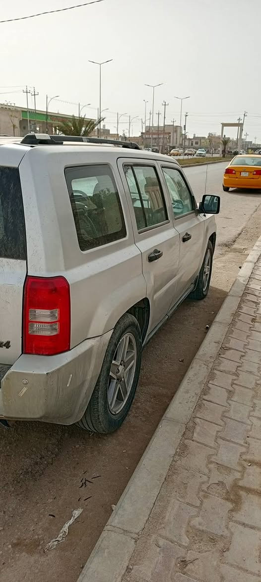 السلام عليكم
للبيع جيب باتريوت موديل 2008 
مصبوغ حزام مكينة وكير مكفولات
كهربائيات كله شغاله
حداديه 80%
تبريد تدفئه شغال
تايرات جديد 
السيارة رقم انكليزي باسمي 
اي مكان التحويل
مكان السيارة ميسان 
السعر 75 بيه مجال
الاتصال على الرقم ***********
