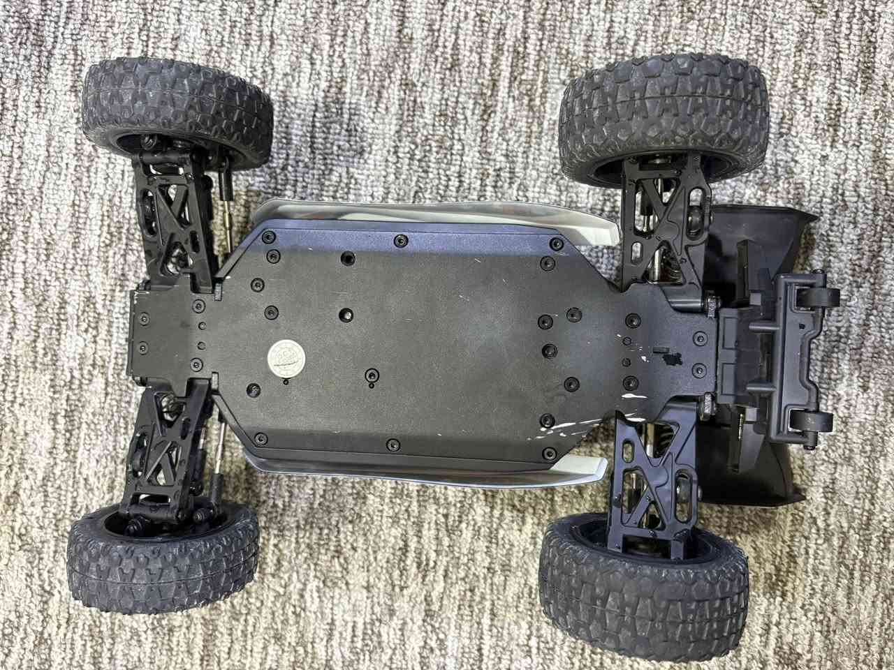 السلام عليكم 
بگي croboll شركة rlaarlo الغنية عن التعريف 
حجم 1/14  فور ويل 
شاصي و دشالي اكسلات حديد نظافة 95% جاهزة وياها جميع ملحقاتها مثل مموضح بالصور للبيع السعر 125 الف   
للاستفسار ***********
