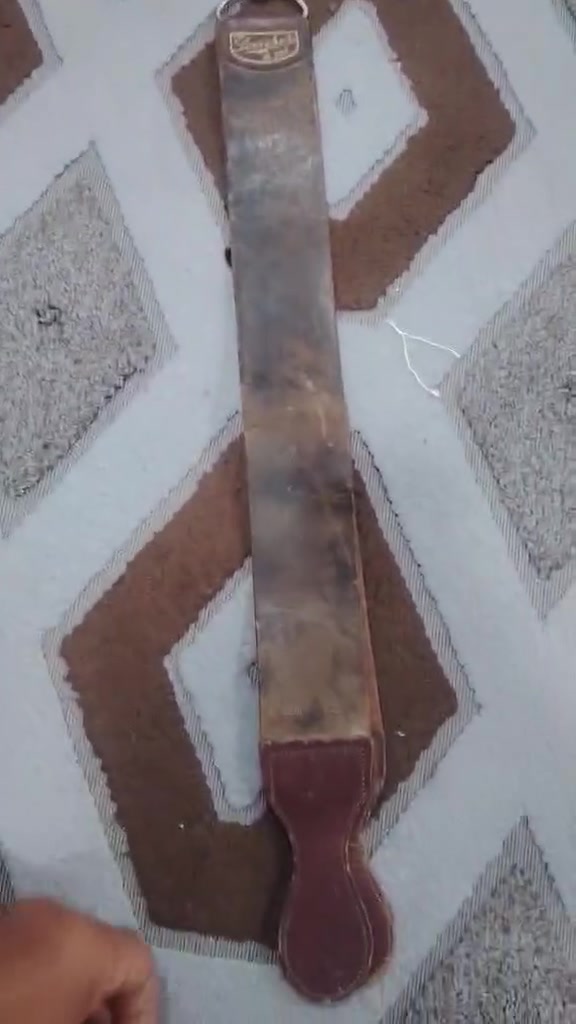 السلام عليكم مسن جلد حلاقين قديما 
للبيع


**إذا كنت صاحب هذا الإعلان وتريد حذفه لأي سبب، رجاءا أرسل رسالة إلى الدعم الفني**