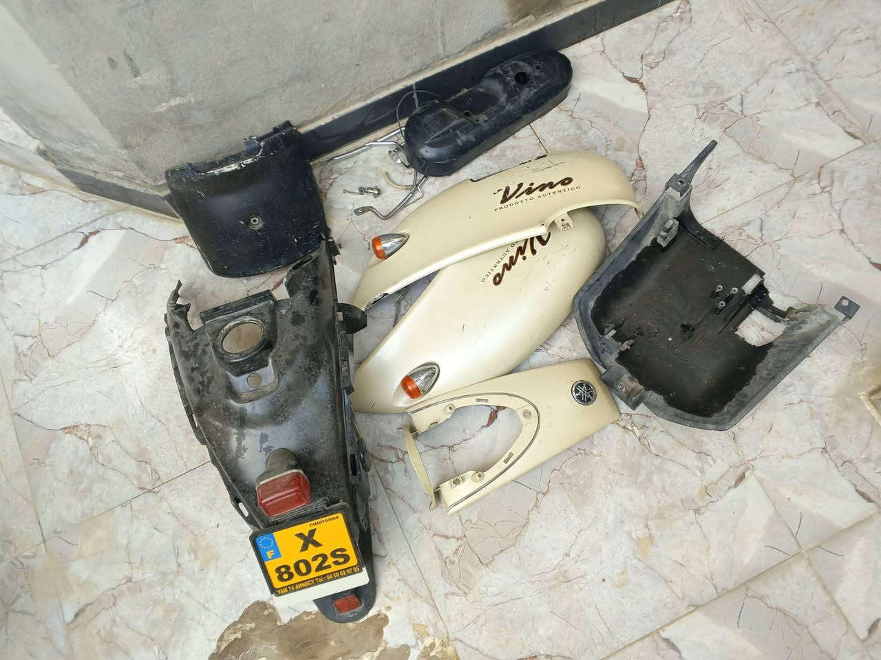 السلام عليكم مصريه نثيه للبيع دراجه شغاله عداد كابريتر اصليه تفصيخ صلنصه جديده كفراتهه كامله بس مشادهن موضحات بالصور نقصهه فقط جاملغ امامي وعندي القايش جبير عوزهه قايش مالتهه لان 45 وتقفل وشلعه مو هذيج الشلعه القويه بسبب القايش السعر 150 وبيهه مجال بسيط ابيع كوم حديد مكاني كوت داموك رقم المبايل ***********
