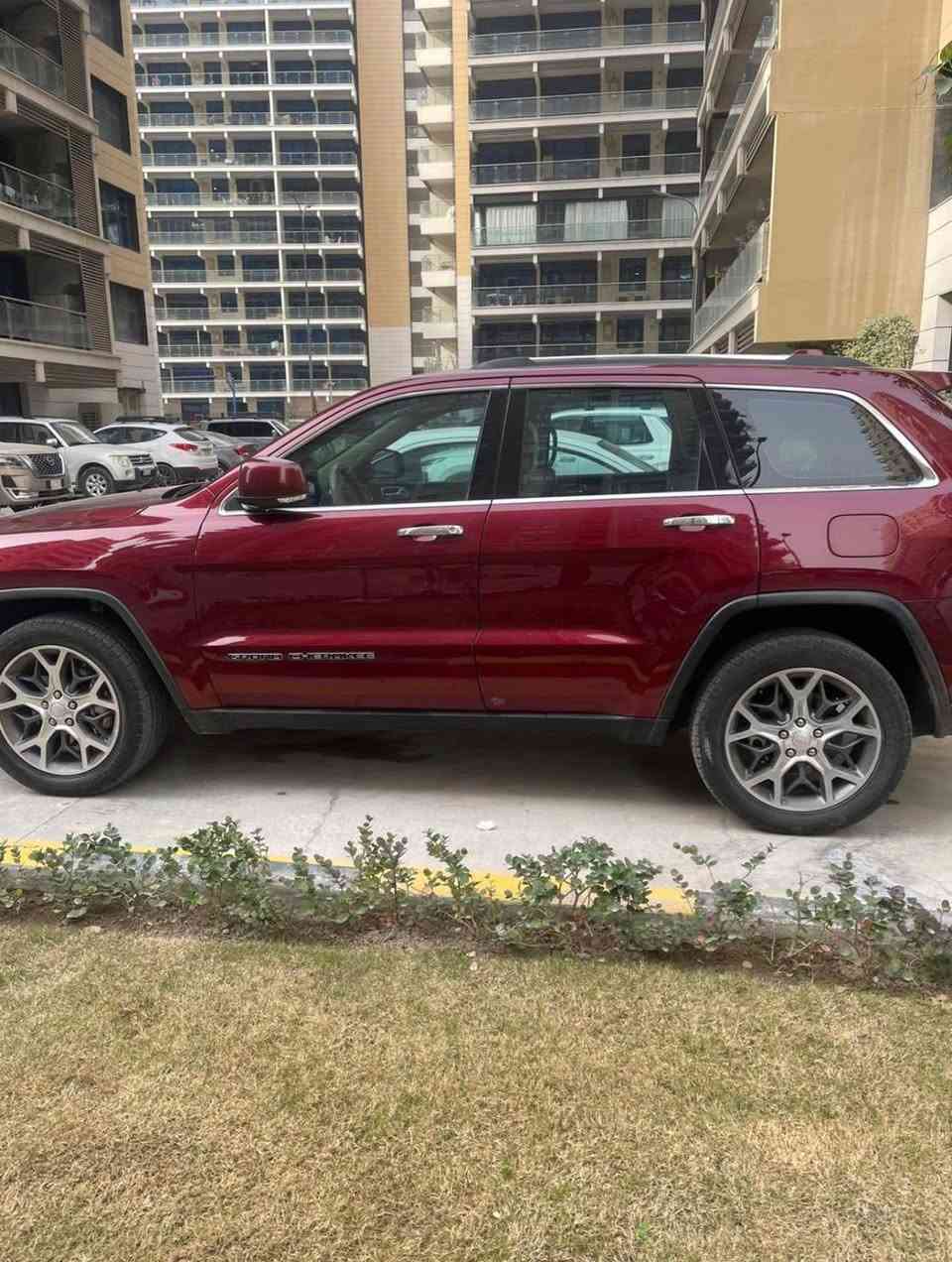 جيب خليجي موديل 2020 لمتد بلص (Limited Plus) للبيع
سيارة نظيفة جداً وفول المواصفات، وارد خليجي وكالة Harlem

📌 المواصفات:
✔️ 3 شاشات 
✔️ شاشة وسط كبيرة مع نظام ملاحة
✔️ بانوراما وفتحة سلايد 
✔️ مقاعد جلد كهربائية مع ذاكرة تخزين ميموري
✔️ تبريد وتسخين مقاعد
✔️ بصمة تشغيل + دخول ذكي
✔️ لايتات زينون + LED نهارية
✔️ كاميرات + حساسات أمامي وخلفي
✔️ دركسون تحكم متعدد 
✔️ نظام ثبات إلكتروني + ABS
✔️ دفع رباعي 4×4
✔️ مواصفات Limited Plus معروفة فول الفول 

✨ إضافات:
🔹 مشدود عليها نانو سيراميك
🔹 الجام كامل نانو ضد الكسر 

🎨 اللون: ماروني مميز 
🛋️ الداخل: بيج نظيف ومرتب
📍 الممشى: 64 ألف فقط

🔧 الملاحظات:

 • باب مبدل (أثر طخه بسيطه والباب الاصلي مالتها موجود )
 • رش جاملغ بسبب شخط بسيط والصور موجوده 
 • لا يوجد أي ضرر داخلي أو حادث 
 • غير ذلك السيارة بحالة ممتازة جداً


**إذا كنت صاحب هذا الإعلان وتريد حذفه لأي سبب، رجاءا أرسل رسالة إلى الدعم الفني**