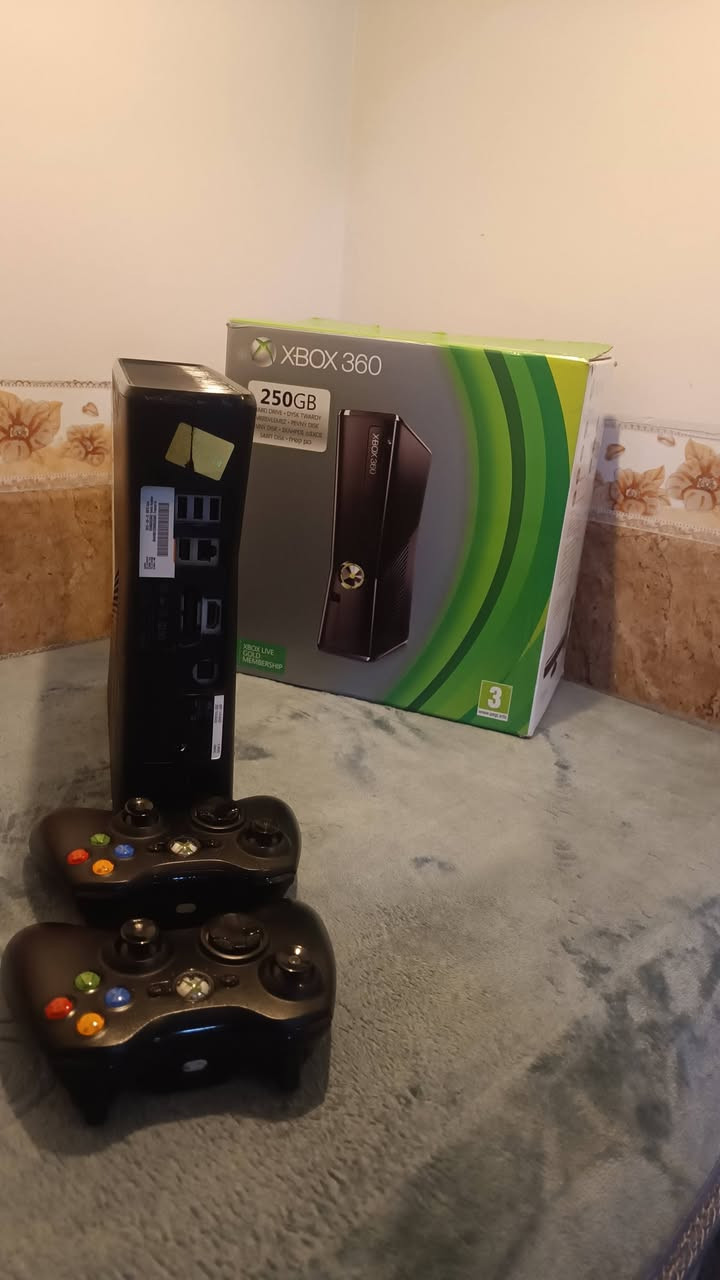 للبيع اكس بوكس 360 بالة اوربي ويا يدات ثنين اصلي مال شركة وكارتون وحت مكان قرصة شغال بي 99 لعبة قويات سعره 130 وبي مجال ***********
