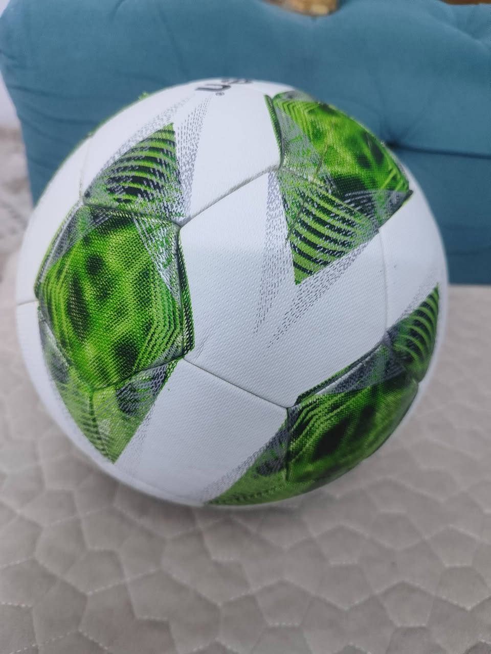 السلام عليكم حبايب هاي كره قدم اصليه من شركه molton الاصليه كره كبس مال كاس اسيا بلون اخضر ومختومه من الفيفا حجم 5 مال ملاعب 
السعر 20 الف يجي وياها حقيبه وبم مال نفخ ويوجد توصيل لجميع المحافظات العراق  لتواصل خاص او على الرقم 
***********
