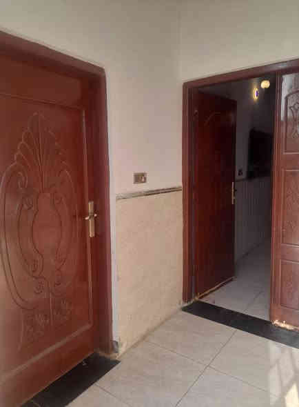 بيت رقم بلدية مقدم معامله تسجيل مساحه 200م طابقين مقابل خدامات حديقه العنوان البصره حي بغداد مقابل شهداء القبله  يتكون البيت من خمس غرف صاله ومطبخ هول وستقبال كلدور كراج وطارمه صحيات داخليه وخارجيه بناء حديث بلوك درجه اولى  السعر 110 موبايل ***********
