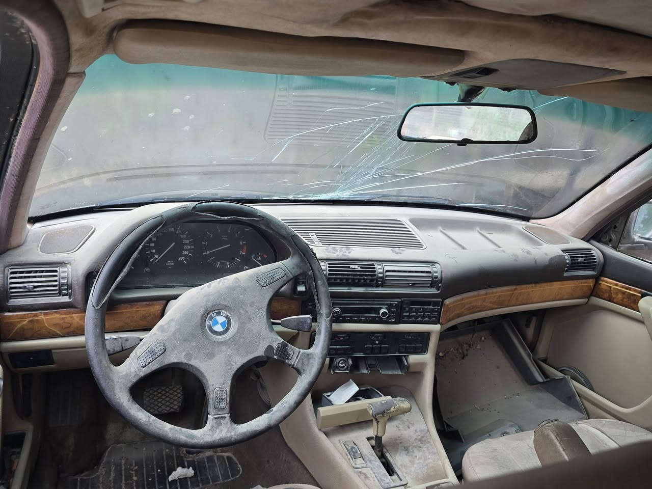 السلام عليكم البيع بي ام موديل 92 رقم بغداد الماني جديد بيه بس محرك ويرادله تايرات 
***********
