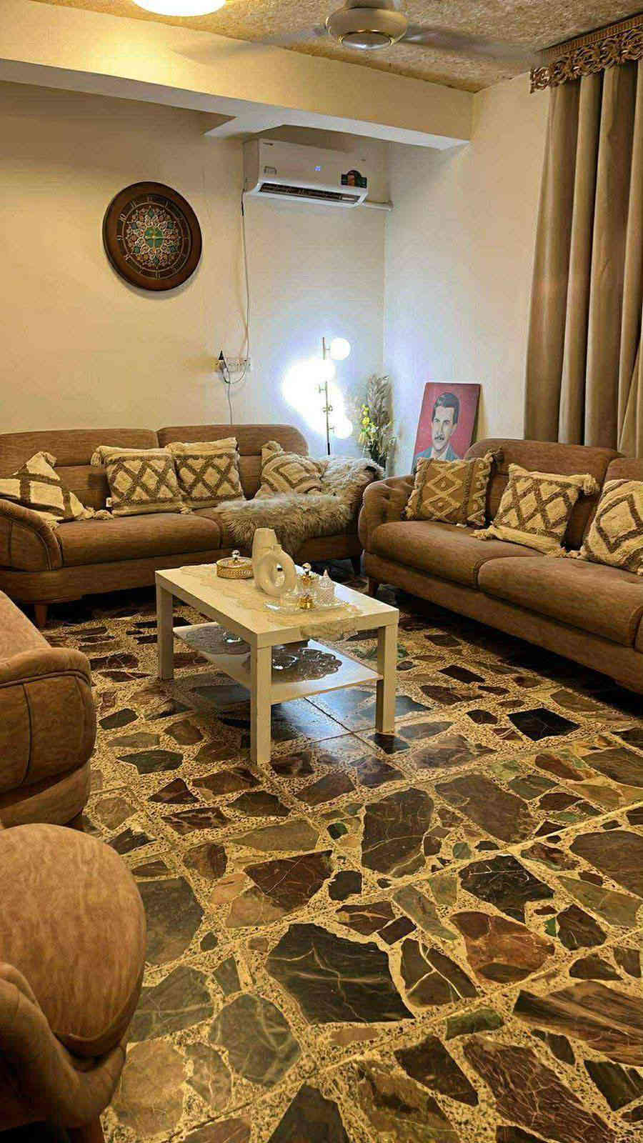 السلام عليكم تعلن شركة الجبوري للعقار والمقاولات العامه عن بيع دار ملك صرف سكني في منطقة الكريعات الكويتي قرب شارع حسينية ابي تراب بناء نضيف كامل الاخدمات 
1 المساحة 192 مترررر
2 الواجه 12 مترررر 
3 النزال 16 متررر 
4 عرض الشارع 10 مترررر 
5 السعر مليونين ونص المتررر الواحد وبي مجال
يحتوي على طابقين وبيتونه وسطحين 
الطابق الأول كراج وصاله ومطبخ وحولي وهول وغرفة نوم وخدمات ومنوررر 
الطابق الثاني 3 غرف نوم وحولي وخدمات وبيتونه وسطح 
عنوان الشركة الكريعات الكويتي شارع حسينية ابي تراب قرب فلكة القرغولي استفسار اتصال على الارقام التاليه 
*********** أبو صكر الجبوري 
***********
